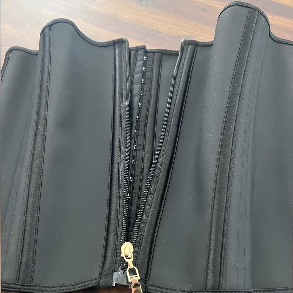 CORSET Waist trainer in Black, latex, breathable with 3 rows of hooks and zipper